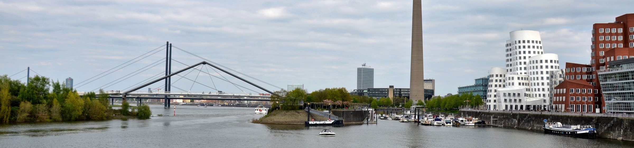 Düsseldorf – Medienhafen mit Rheinturm und Gehry-Bauten